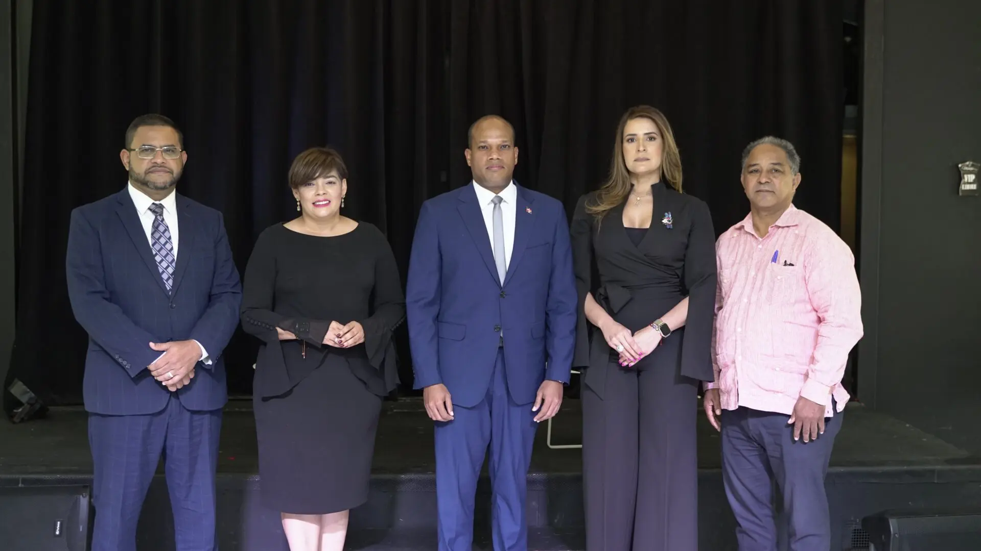 De izquierda a derecha, Héctor Marte, jefe de redacción del periódico El Caribe; Ana Mercy Otáñez; Miguel Otáñez, presidente de CAESCO; Lenis García, comunicadora y Aurelio Henriquez, presidente del CDP