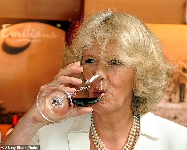 Revelan la curiosa dieta que siguen Camila y Carlos III: a base de alcohol