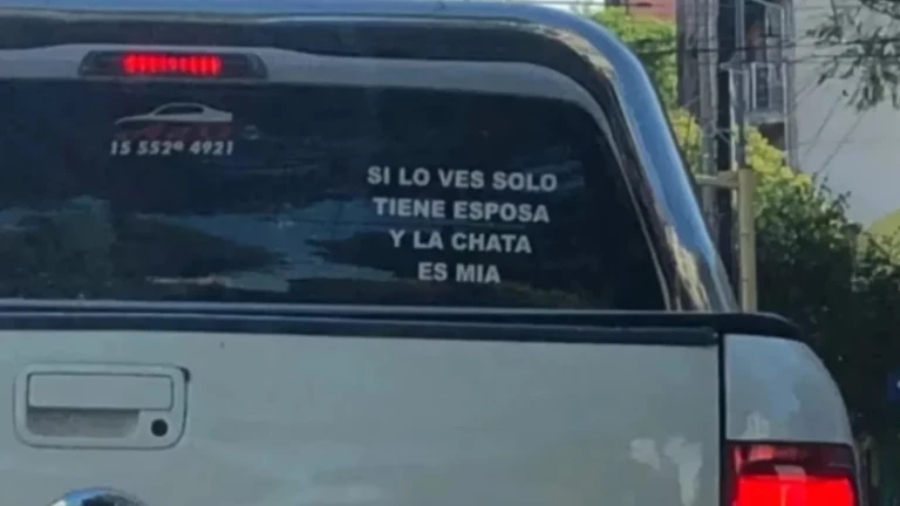 "Si lo ves, tiene esposa": el insólito cartel de una camioneta se volvió viral