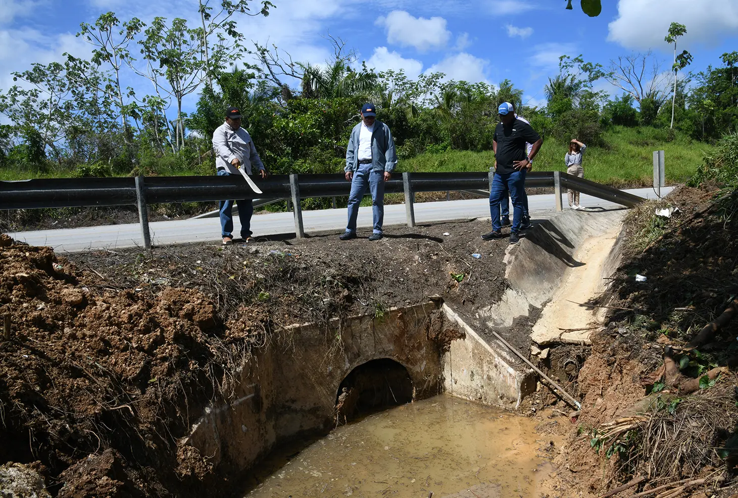 Obras Públicas da mantenimiento a drenaje carretera Uvero Alto-Miches