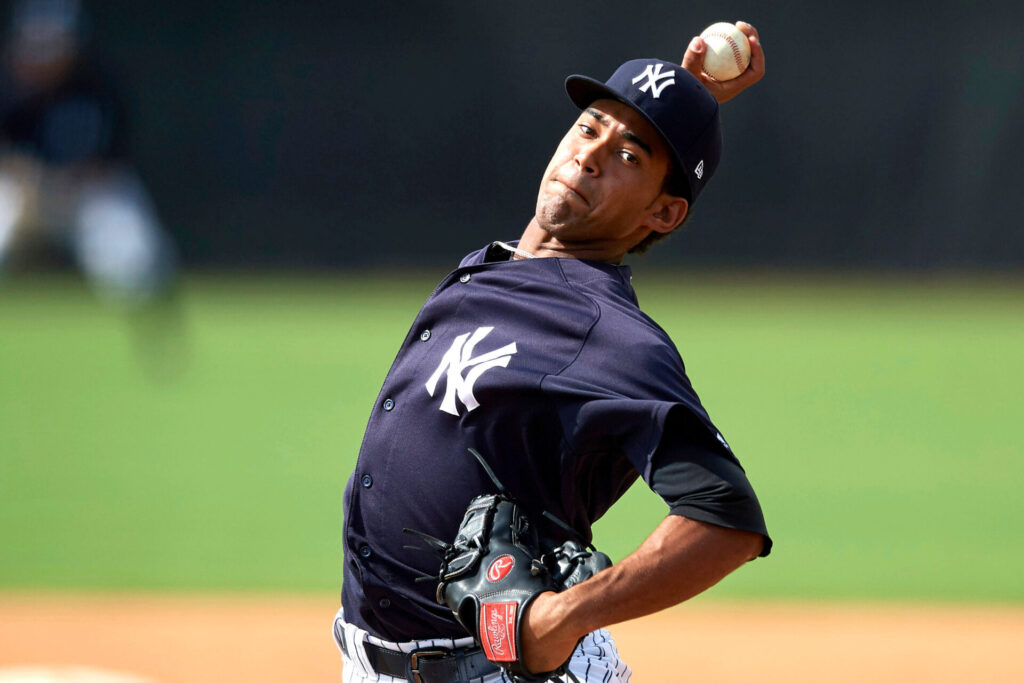 Yankees mueven roster para subir al dominicano Deivi García