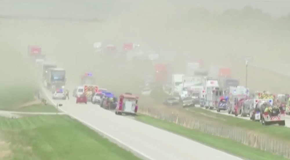 Más 90 vehículos chocan a causa de una nube de humo