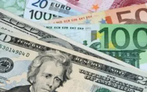 El euro se cambia a 1,0709 dólares y mantiene su tendencia a la baja