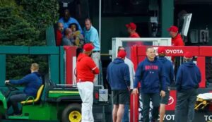 Fan de Red Sox cae desde gradas hasta el bullpen y es sacado en camilla