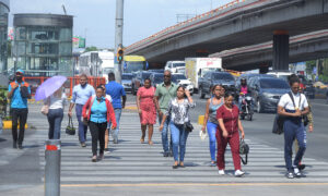 Son pocos los que siguen usando mascarillas en la ciudad. Félix de la Cruz