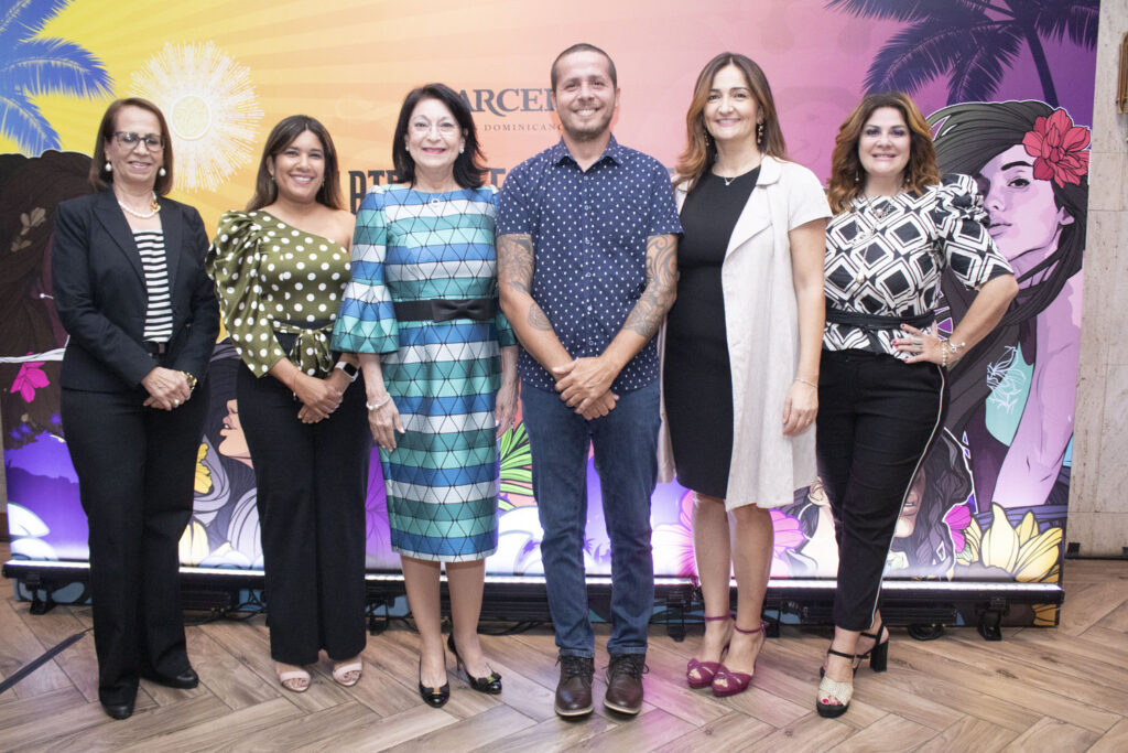 Petruska Luna, Karina Gómez, Rosa Álvarez, Willy Gómez, Chiara Pennachio y Maria Estella Martinelli