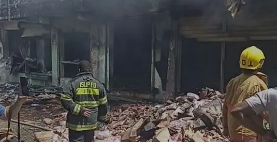 Incendio afecta almacén de supermercado en San Juan