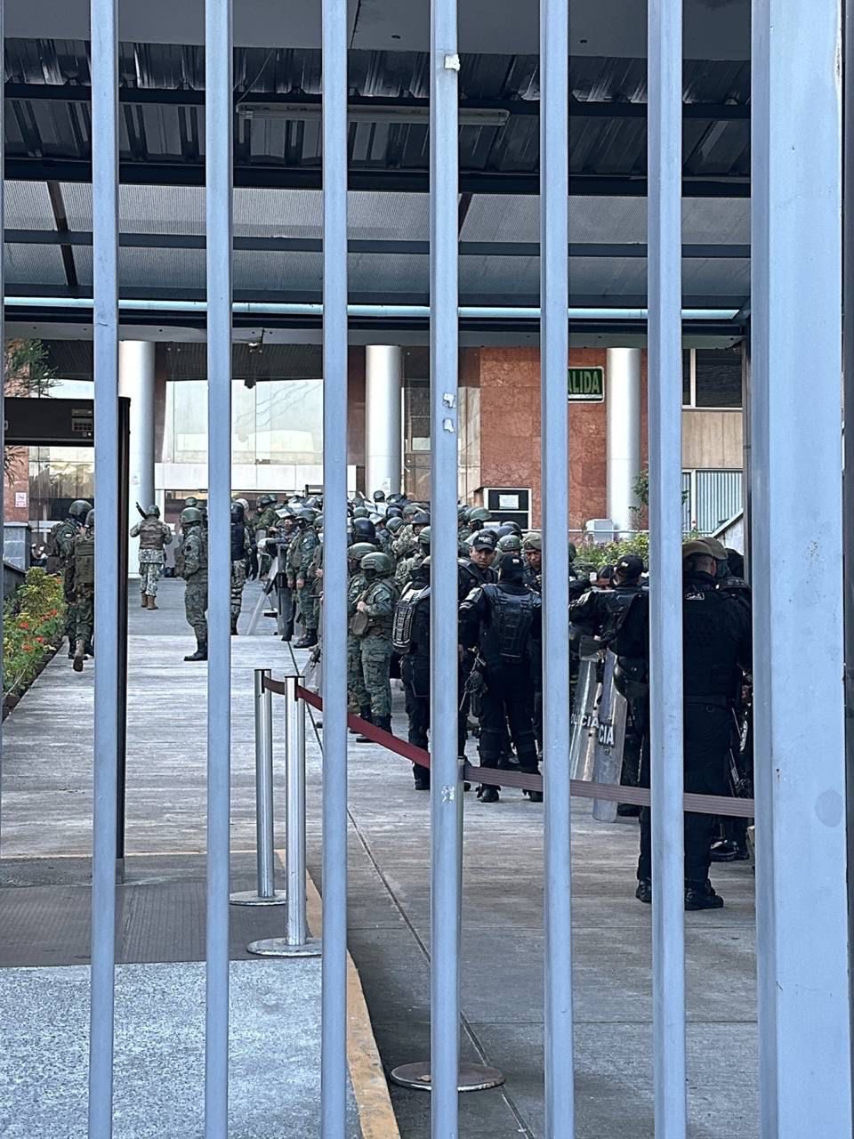 Decenas de militares y policías cercan la Asamblea Nacional de Ecuador FOTO: RAFAEL CORREA Vía Twitter