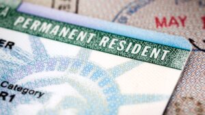 El ingreso que debes tener para patrocinar la green card de un familiar
