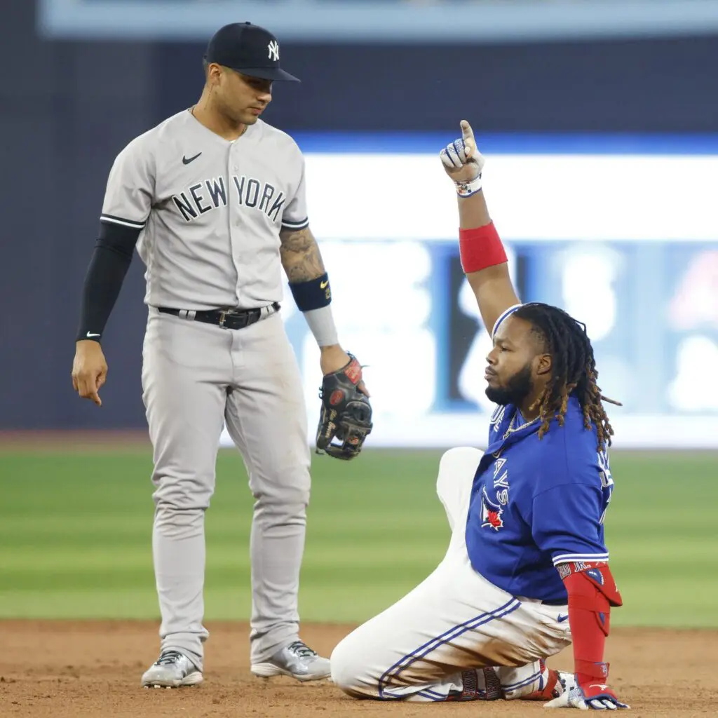 Guerrero Jr. hace doble contacto en un mismo swing en un mega doblete
