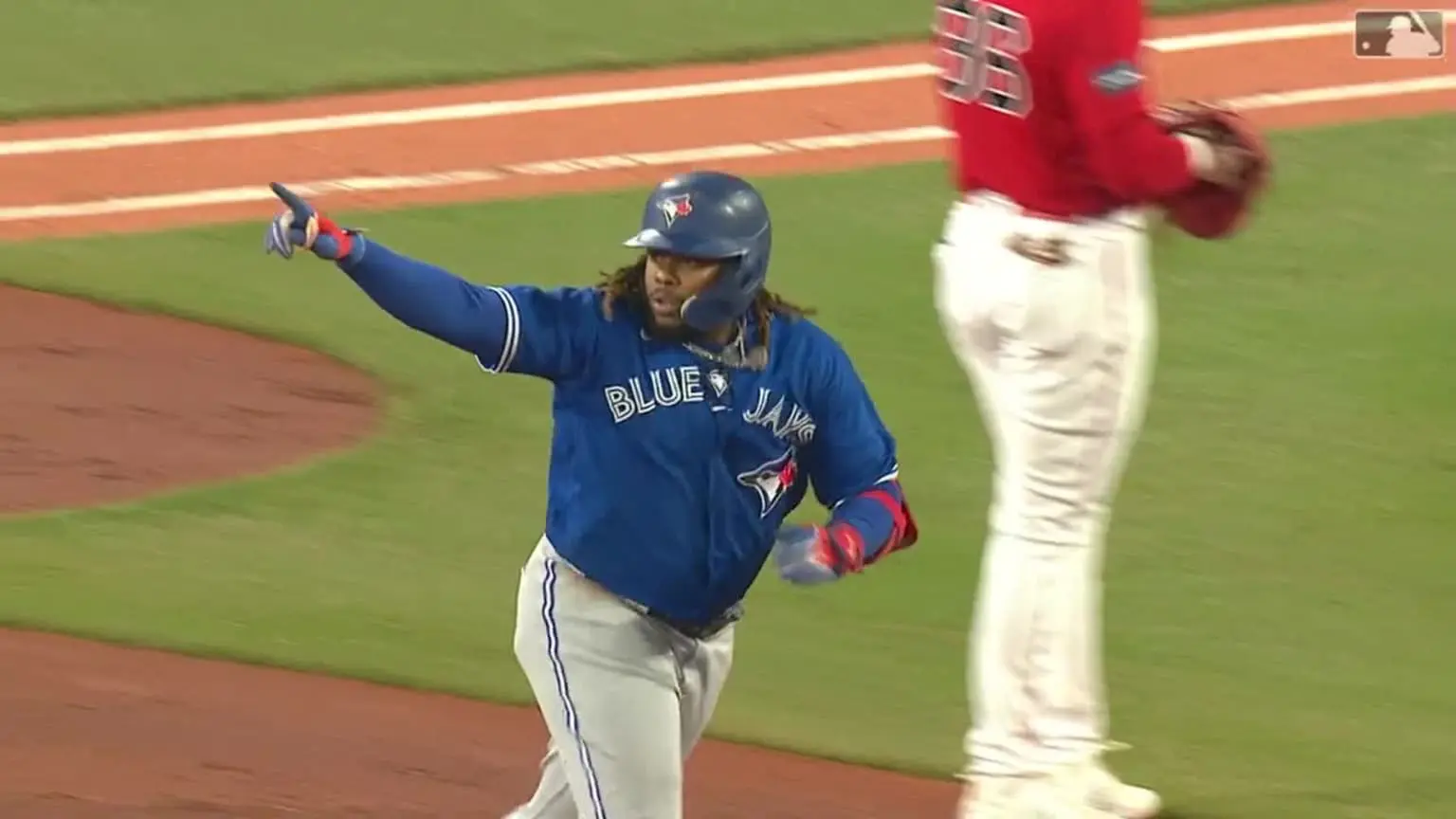 Guerrero Jr vuela todo el monstruo verde con bat flip incluido