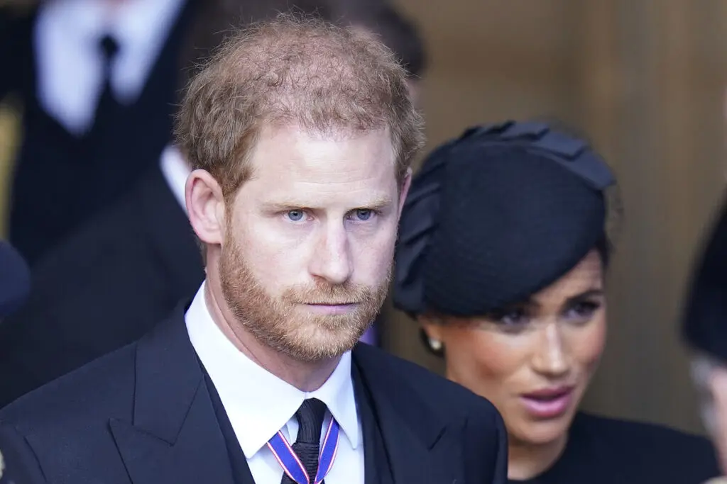 El Príncipe Harry relegado e ignorado en la coronación del Rey Carlos III
