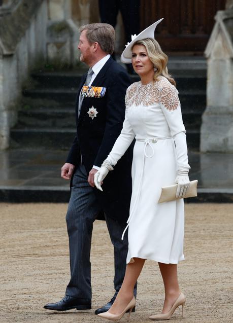 La reina Máxima de Holanda, elegantísima de blanco y con pamela.
