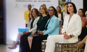 Raquel Arbaje y otras figuras del Gobierno en la presentación del programa. Luduis Tapia