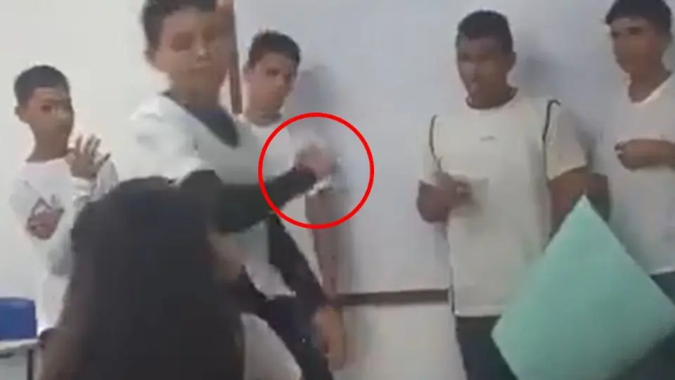 Se burló de la exposición de su compañero y él la apuñaló con un lapicero