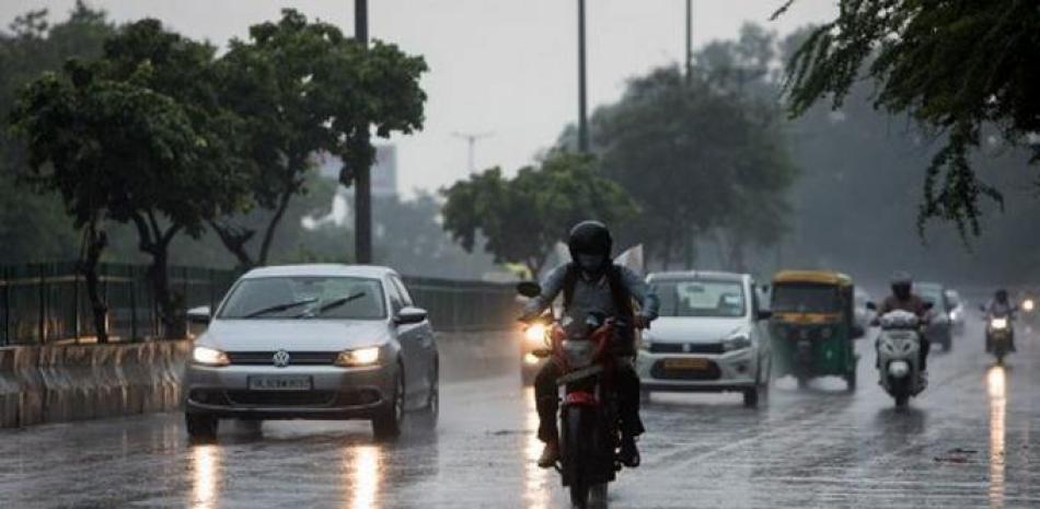 Intrant orienta a ciudadanos sobre la conducción segura durante la lluvia