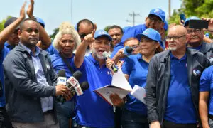 El presidente de la ADP, Eduardo Hidalgo, encabezó la concentración que movilizó a maestros de todo el territorio nacional. Luduis Tapia