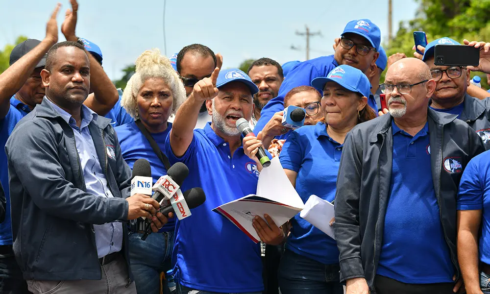 El presidente de la ADP, Eduardo Hidalgo, encabezó la concentración que movilizó a maestros de todo el territorio nacional. Luduis Tapia