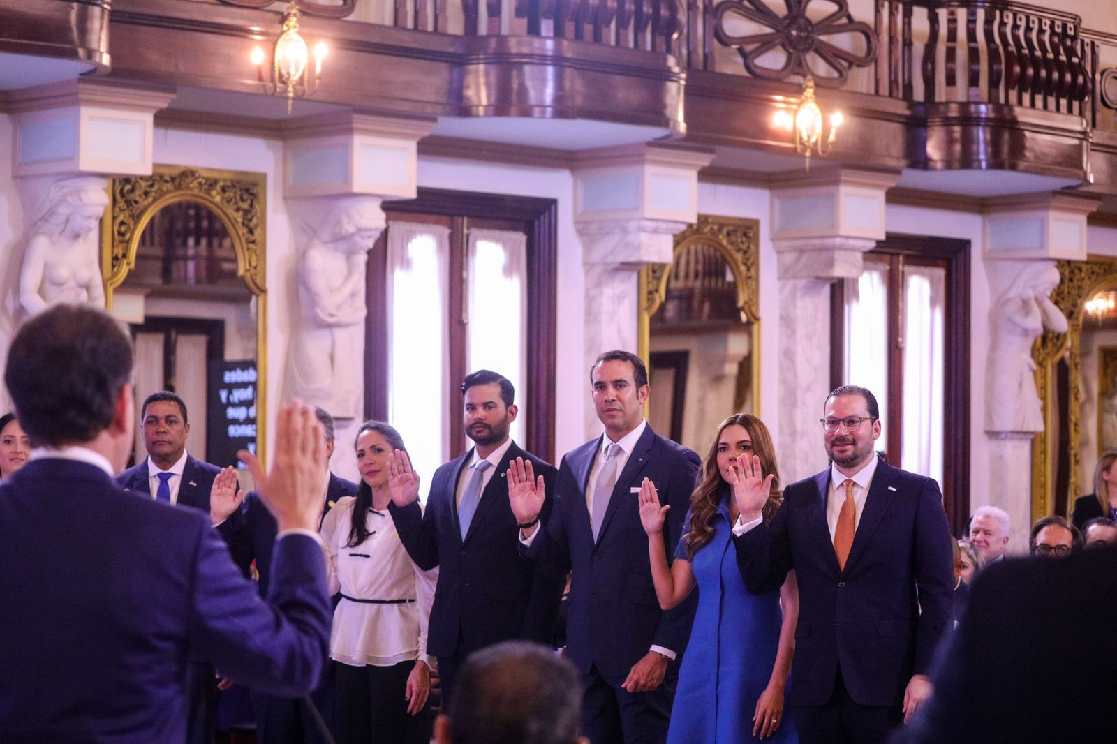 Ministro Bisonó juramenta nueva directiva de RD Emprende