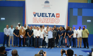 Jesús (Chú) Vásquez Martínez junto a otras autoridades y distintas personalidades, en el inicio del programa. Félix de la Cruz
