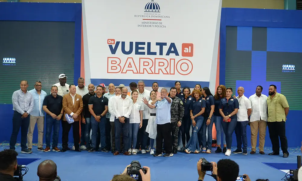 Jesús (Chú) Vásquez Martínez junto a otras autoridades y distintas personalidades, en el inicio del programa. Félix de la Cruz