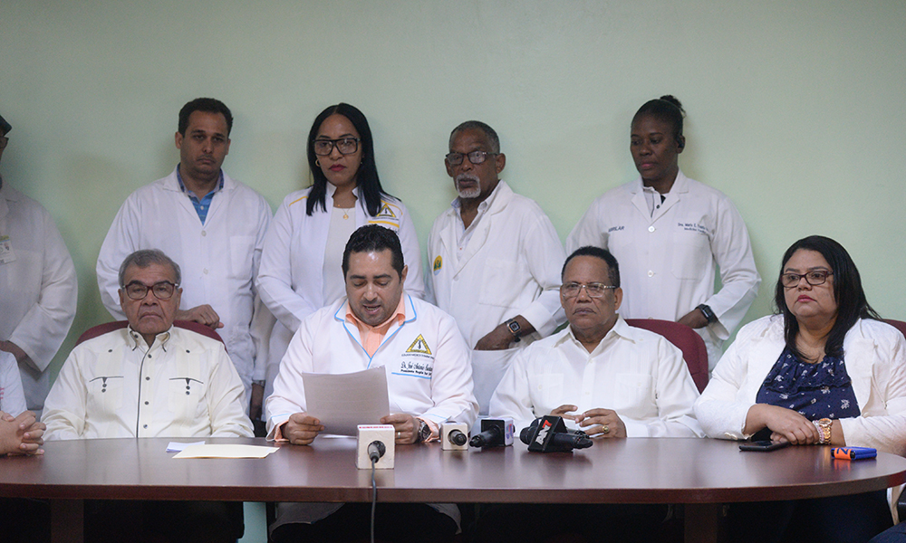 El doctor José Antonio Santana y otros representantes del CMD. Luduis Tapia