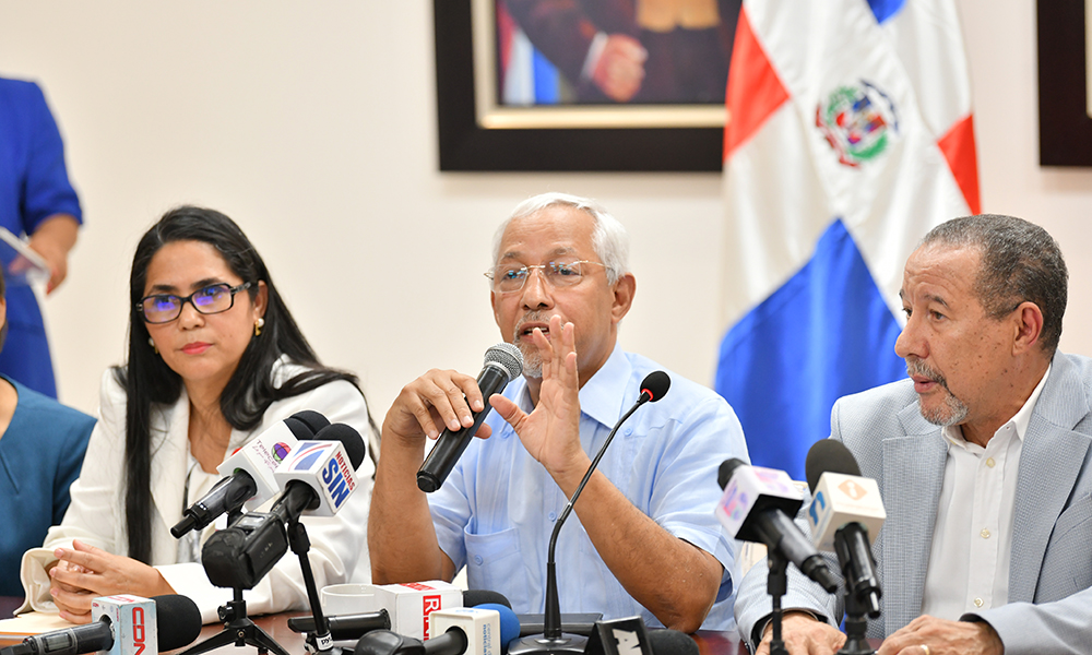 El ministro Ángel Hernández llamó a la sociedad a ser partícipe de los procesos para elevar la calidad de la educación. Luduis Tapia