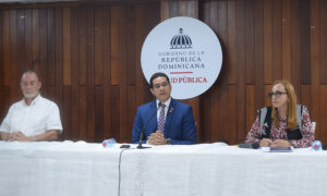 El viceministro de Salud Colectiva, Eladio Pérez, y otras autoridades del Ministerio de Salud Pública (MSP). Félix de la Cruz