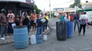 Residentes del sector protestaron ayer con tanques vacíos para que la Caasd envíe el agua que no llega desde febrero. Félix de la Cruz
