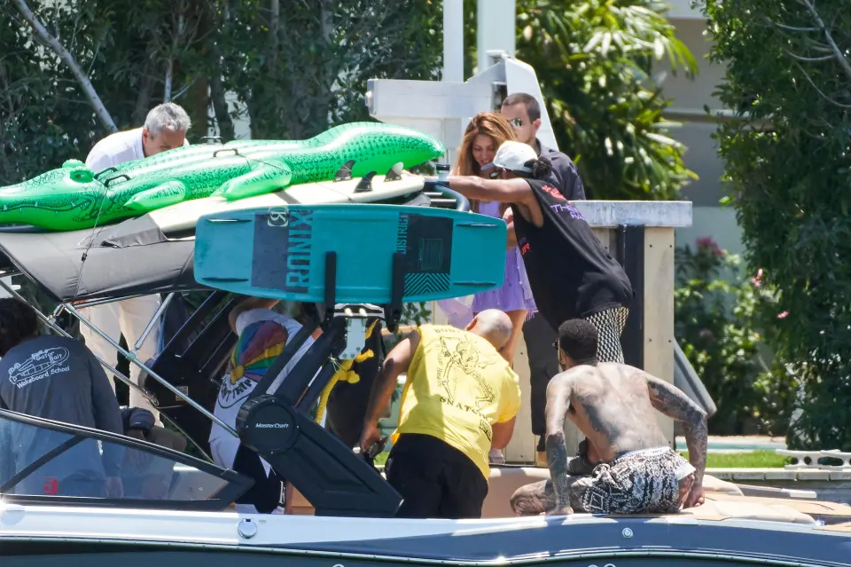Segunda salida de Lewis Hamilton y Shakira por Miami: un paseo en yate
