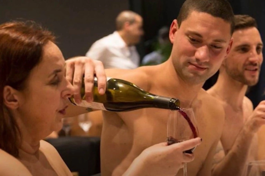 Cenar desnudo rodeado de desconocidos: la tendencia en Nueva York