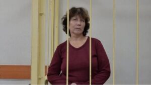 Mujer recibe dos años de pena suspendida por profanar tumba padres de Putin
