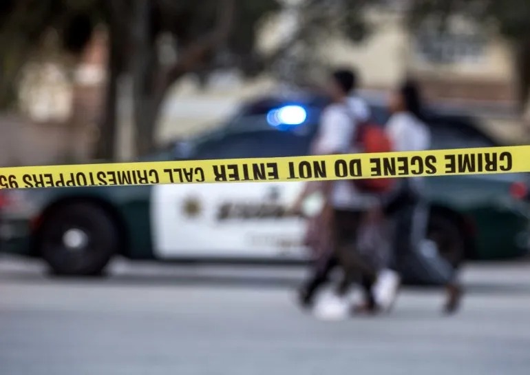 Detienen a adolescente por falsas amenazas de bomba dirigidas a escuelas en Florida