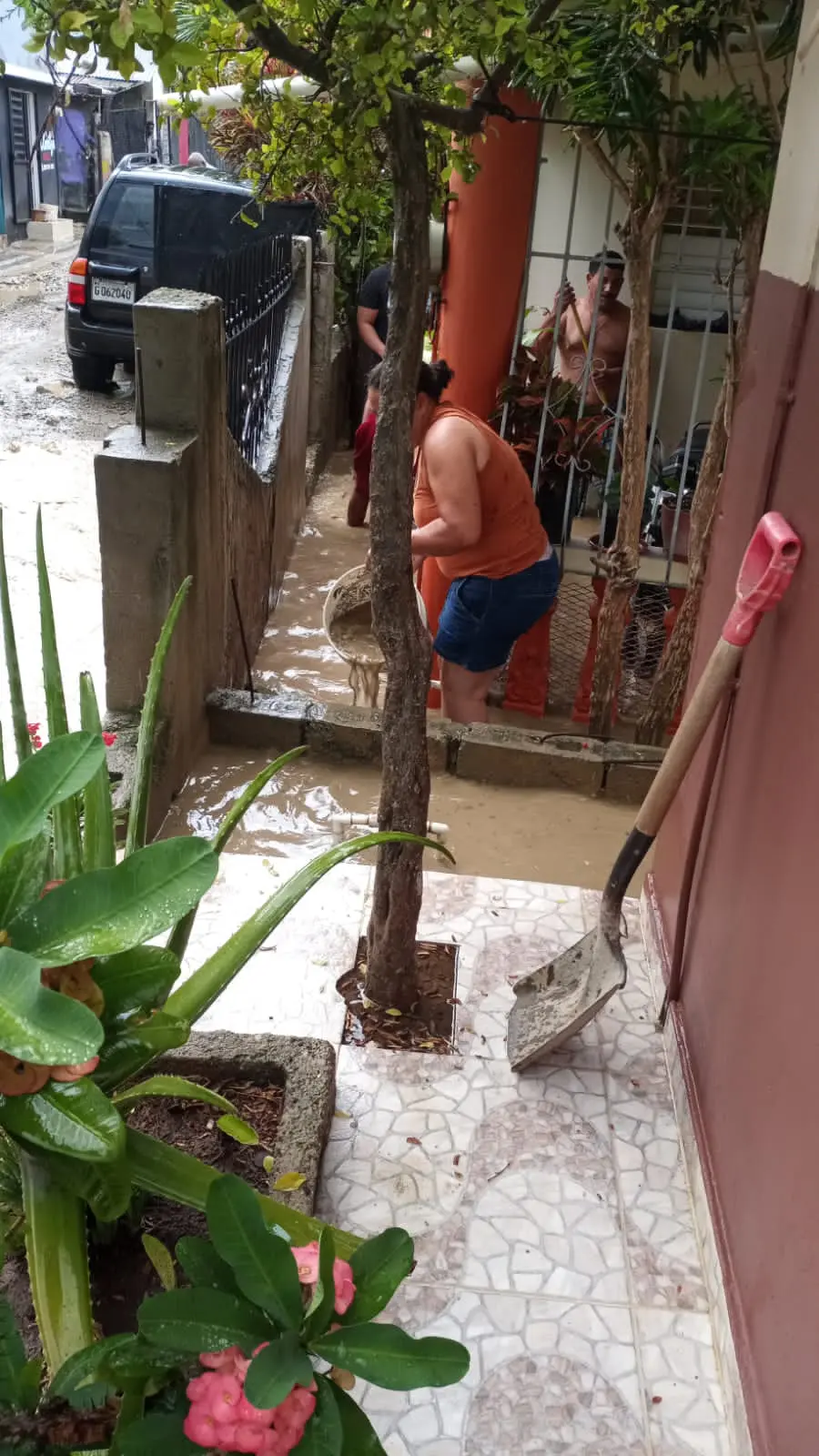 Lluvia inunda viviendas en sectores de Santiago
