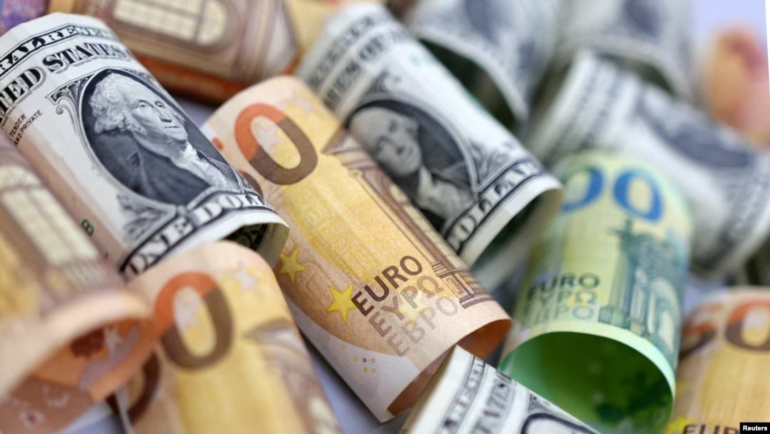 El euro cae por debajo de los 1,08 dólares por la aversión al riesgo