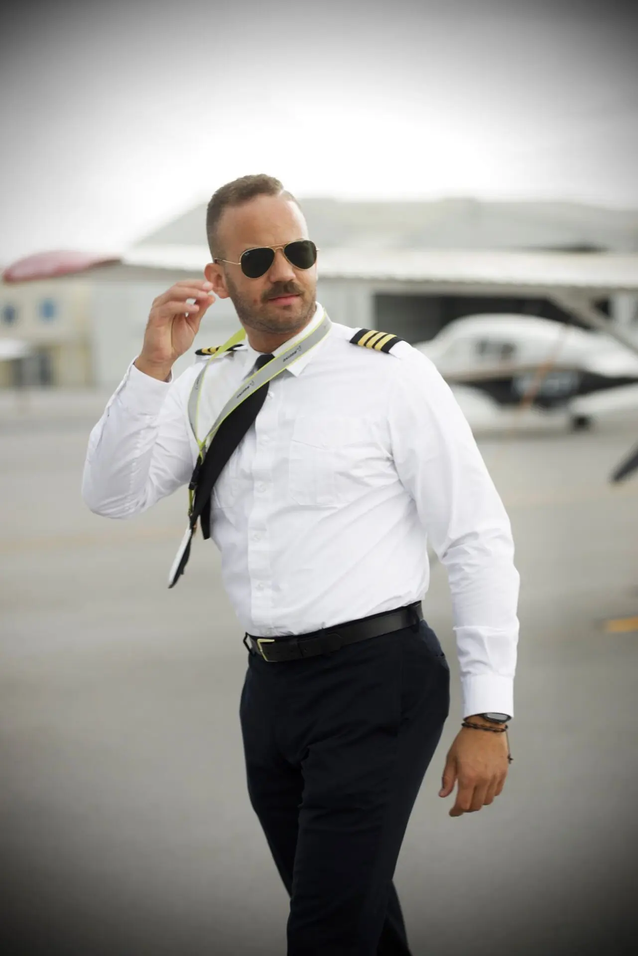 Nivel de inglés intermedio y grabar un video explicando por qué quieres ser piloto, requisitos del casting