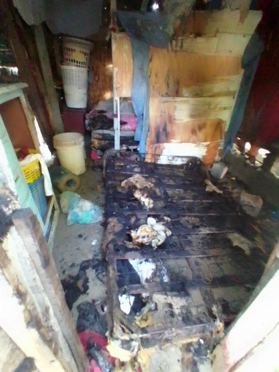 Buscan hombre prendió fuego a casa con su mujer e hijo dentro