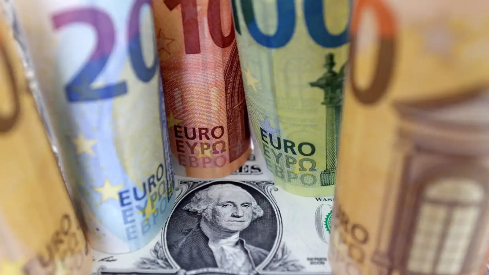 El euro se cambia por debajo de 1,08 dólares, el mínimo desde finales de marzo