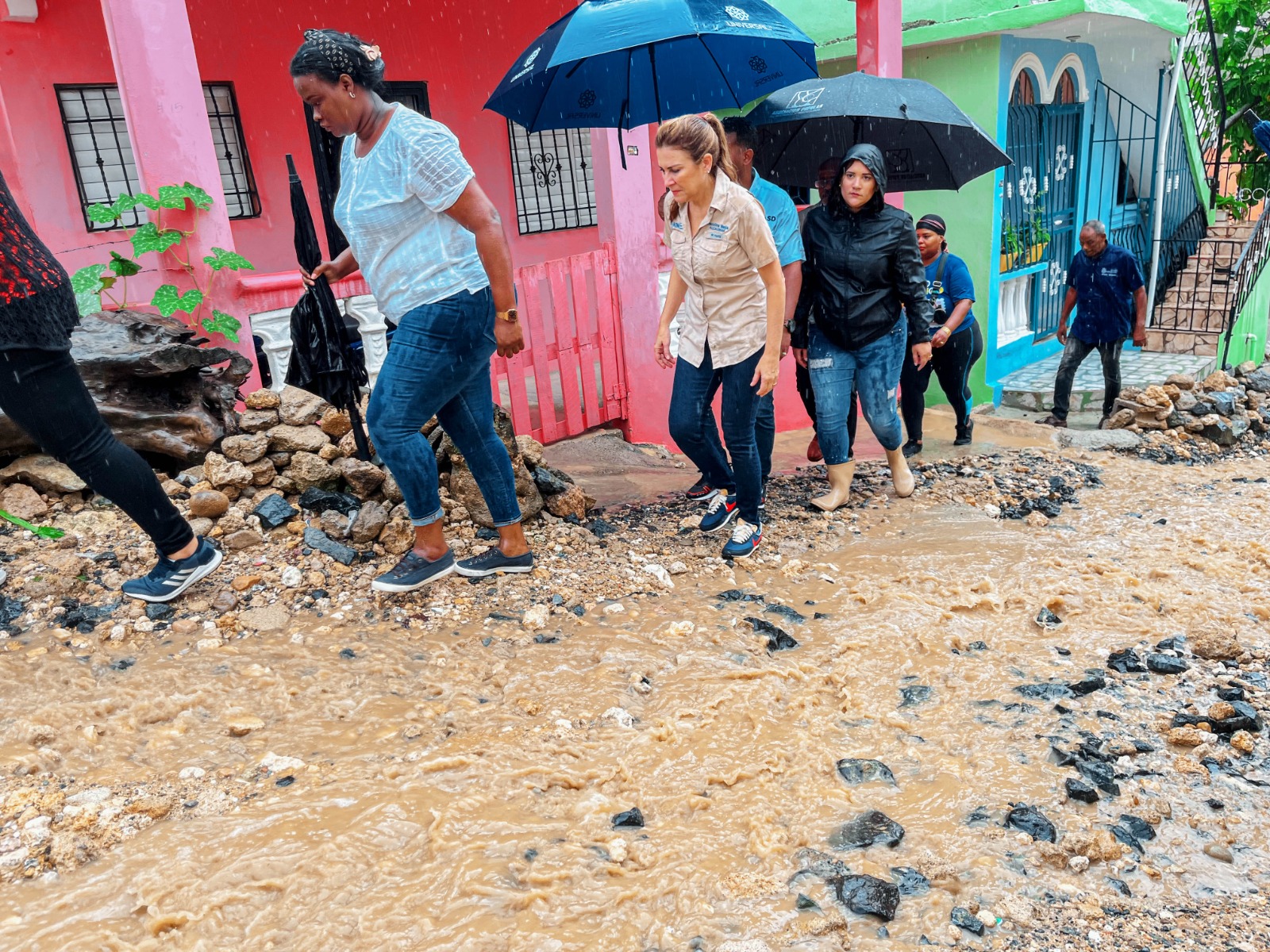 Carolina Mejía evalúa daños provocados por la vaguada en Los Girasoles