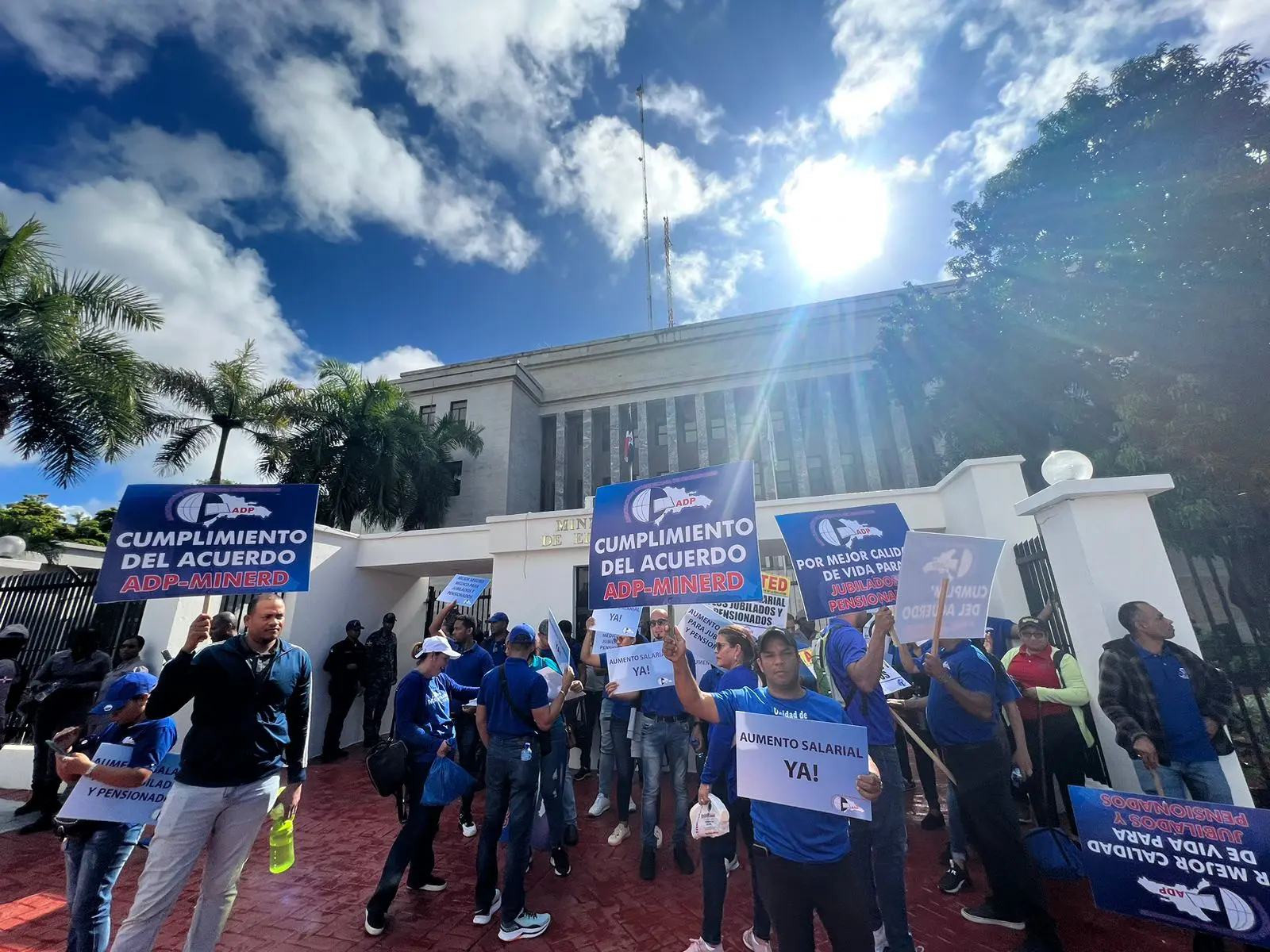 Profesores protestan frente al Ministerio de Educación