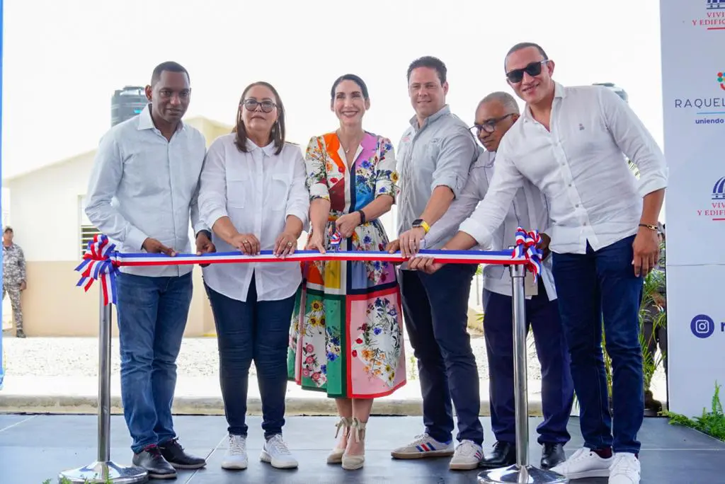 Primera dama gestiona y entrega obras en Las Matas de Farfán