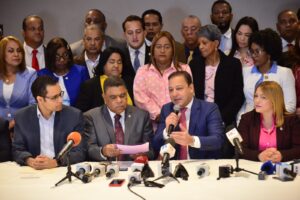 Abel Martínez entrega anteproyecto de ley para eliminación anticipo