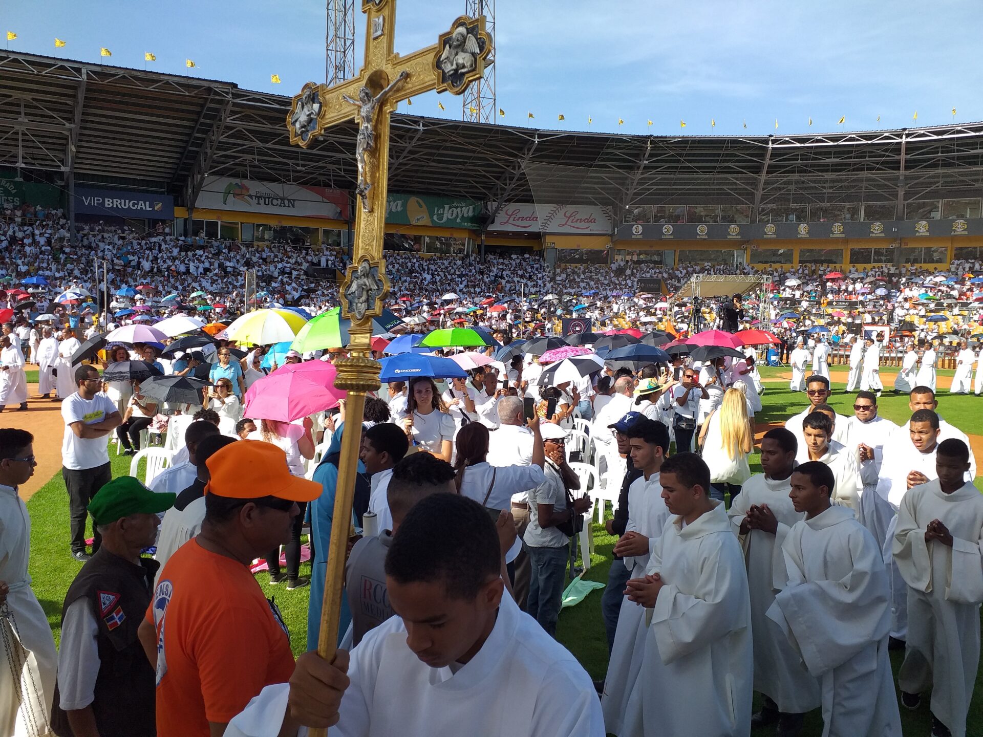 Miles feligreses en estadio cibao por Cospus Christi