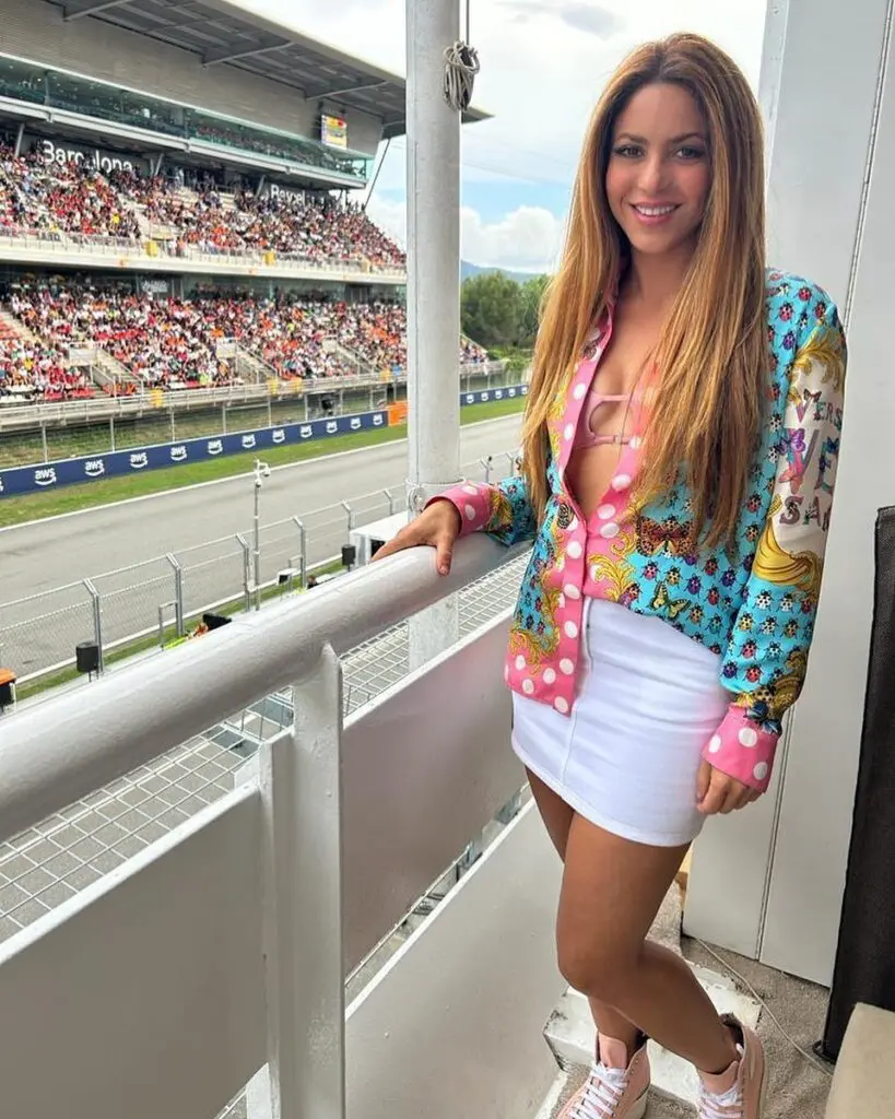 El precio de la blusa Versace que usó Shakira para verse con Hamilton