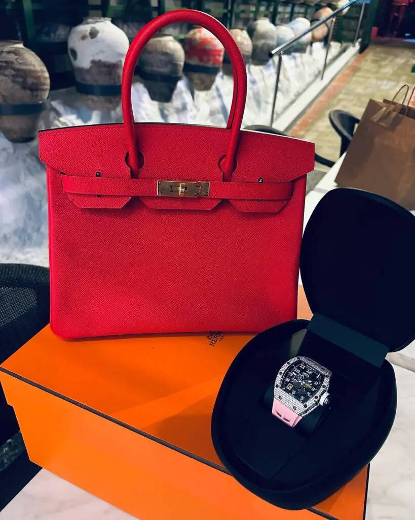 Yailin se muestra junto a Tekashi recibiendo regalos y anuncia tema juntos