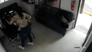 Santiago: Mujer ataca brutalmente a otra y la hiere sin mediar palabra