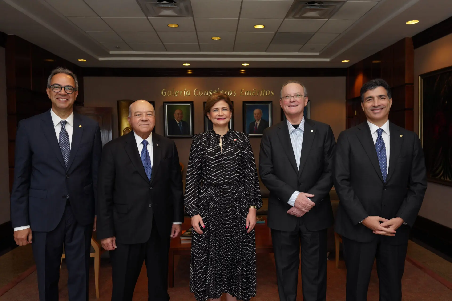 Vicepresidenta y Grupo Popular tratan importancia de estimular la inversión