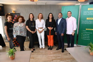 Ejecutivos y colaboradores de Chromatic y Beauty Coop. FUENTE EXTERNA