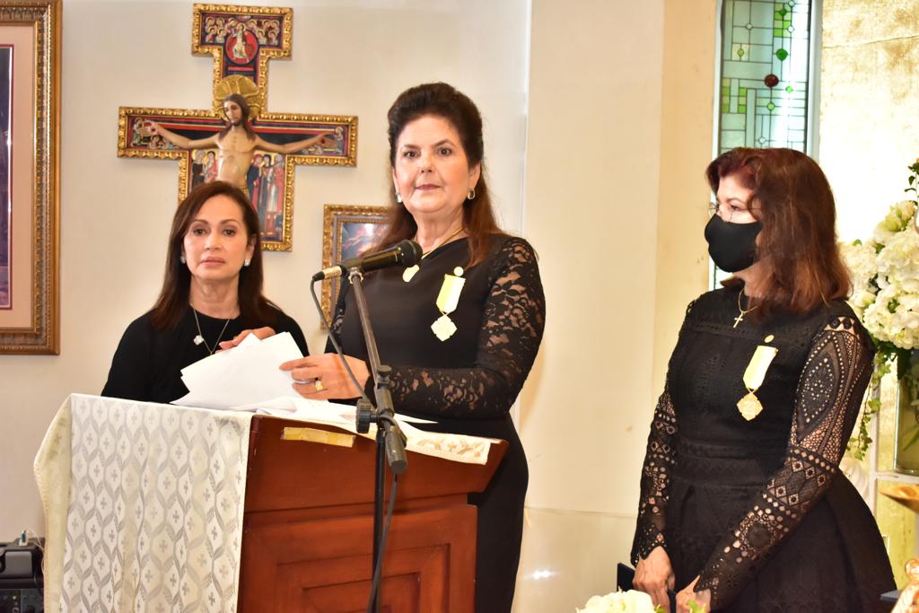 Las damas condecoradas por el papa Lidia Acosta, Sonia Villanueva y María del Pilar Rodríguez.