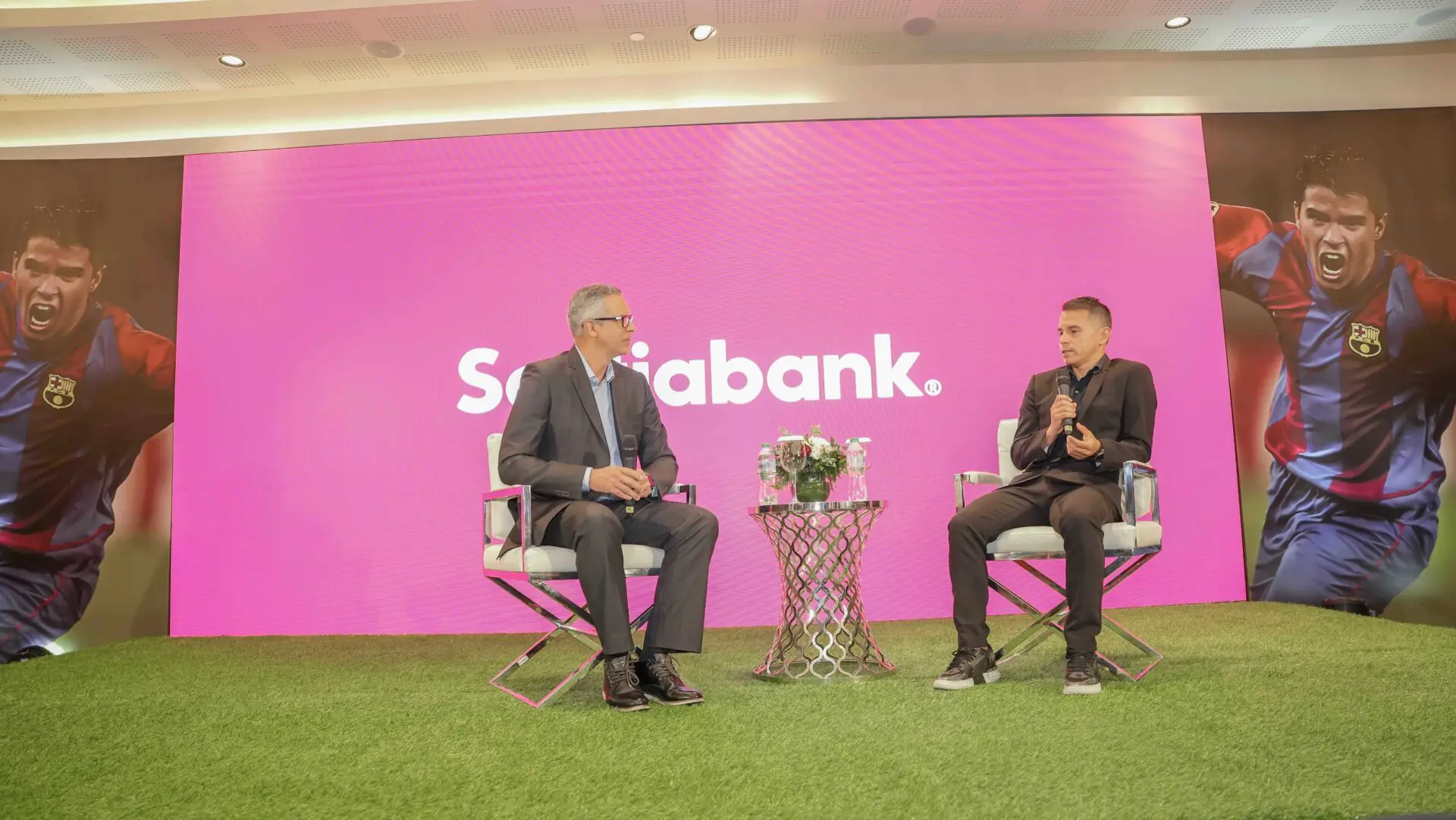 Frank Camilo y Javier Saviola durante el conversatorio. FUENTE EXTERNA